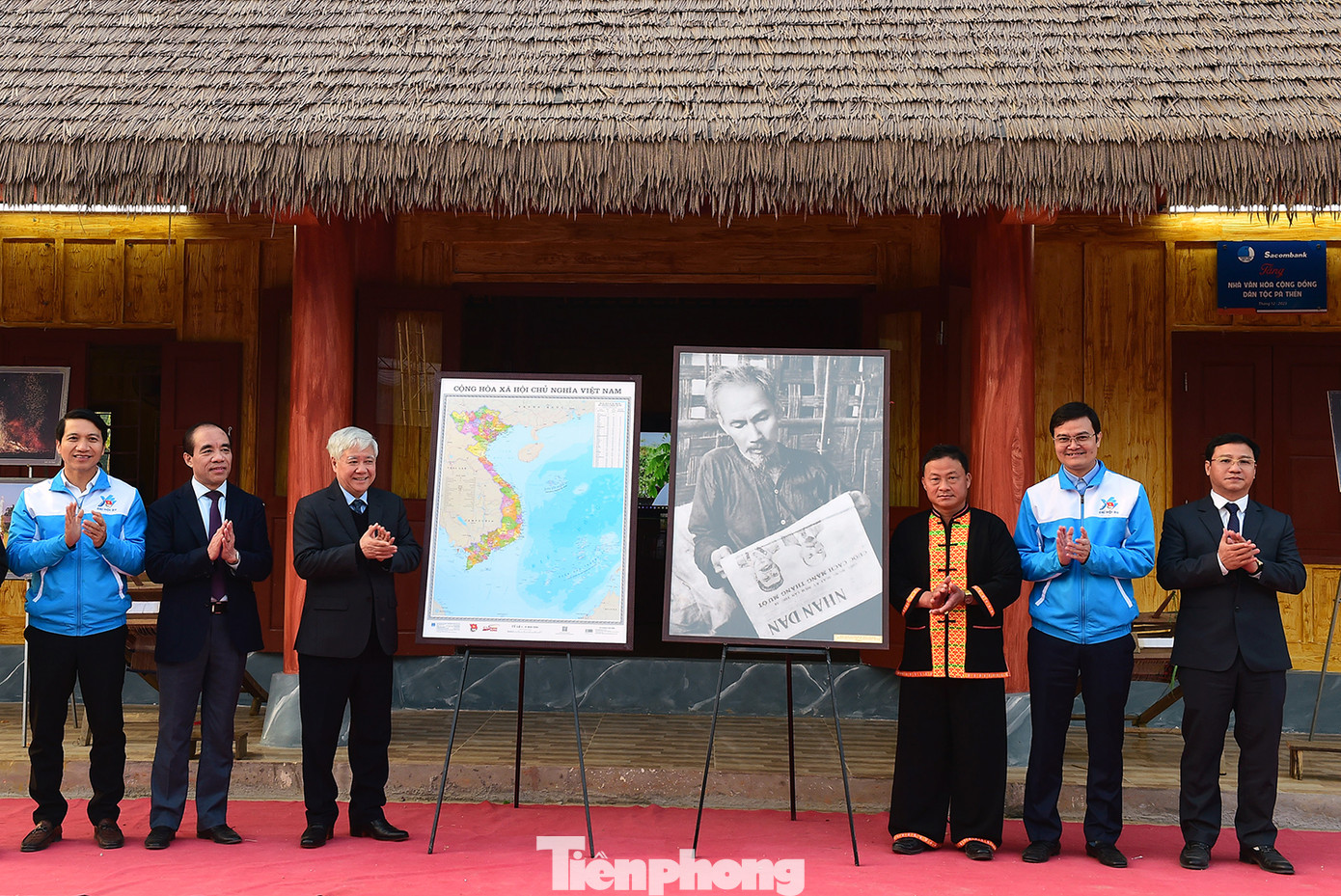 Dịp khánh thành, Ban Tổ chức đã trao tặng ảnh Bác Hồ đọc báo Nhân dân và bản đồ Việt Nam - hưởng ứng Cuộc vận động "Tự hào một dải non sông". Ảnh: Xuân Tùng