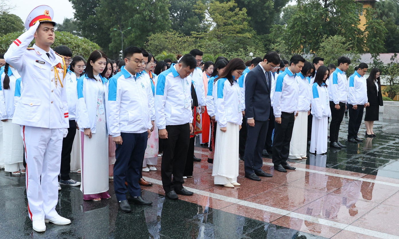 Trước đó, trong sáng nay, anh Bùi Quang Huy - Bí thư thứ nhất T.Ư Đoàn, anh Nguyễn Minh Triết - Bí thư T.Ư Đoàn, Chủ tịch T.Ư Hội Sinh viên Việt Nam khóa X, cùng đại diện đoàn đại biểu dự Đại hội dâng hương tưởng niệm tại tượng đài Bắc Sơn (Hà Nội). Ảnh: Trọng Tài