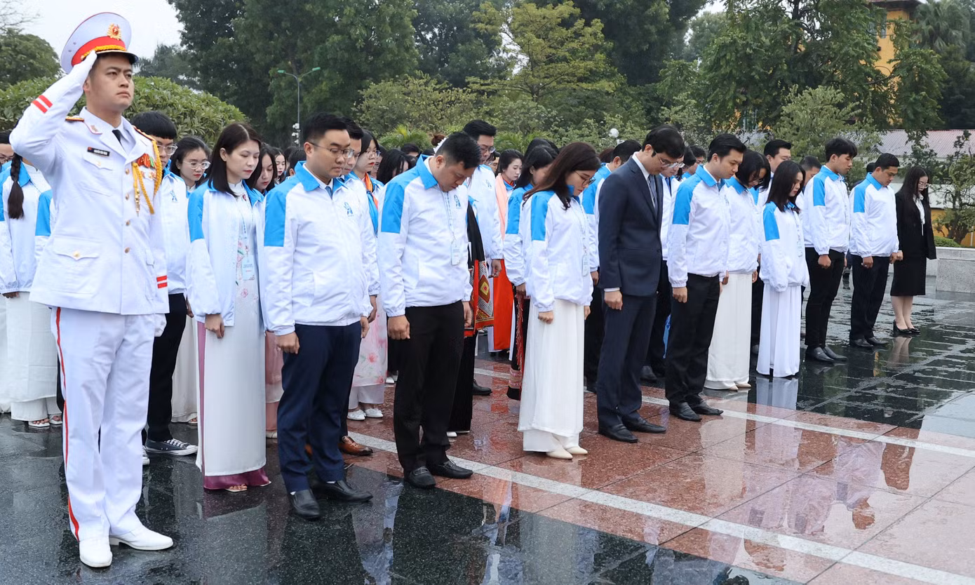 Trước đó, trong sáng nay, anh Bùi Quang Huy - Bí thư thứ nhất T.Ư Đoàn, anh Nguyễn Minh Triết - Bí thư T.Ư Đoàn, Chủ tịch T.Ư Hội Sinh viên Việt Nam khóa X, cùng đại diện đoàn đại biểu dự Đại hội dâng hương tưởng niệm tại tượng đài Bắc Sơn (Hà Nội). Ảnh: Trọng Tài Trước đó, trong sáng nay, anh Bùi Quang Huy - Bí thư thứ nhất T.Ư Đoàn, anh Nguyễn Minh Triết - Bí thư T.Ư Đoàn, Chủ tịch T.Ư Hội Sinh viên Việt Nam khóa X, cùng đại diện đoàn đại biểu dự Đại hội dâng hương tưởng niệm tại tượng đài Bắc Sơn (Hà Nội). Ảnh: Trọng Tài
