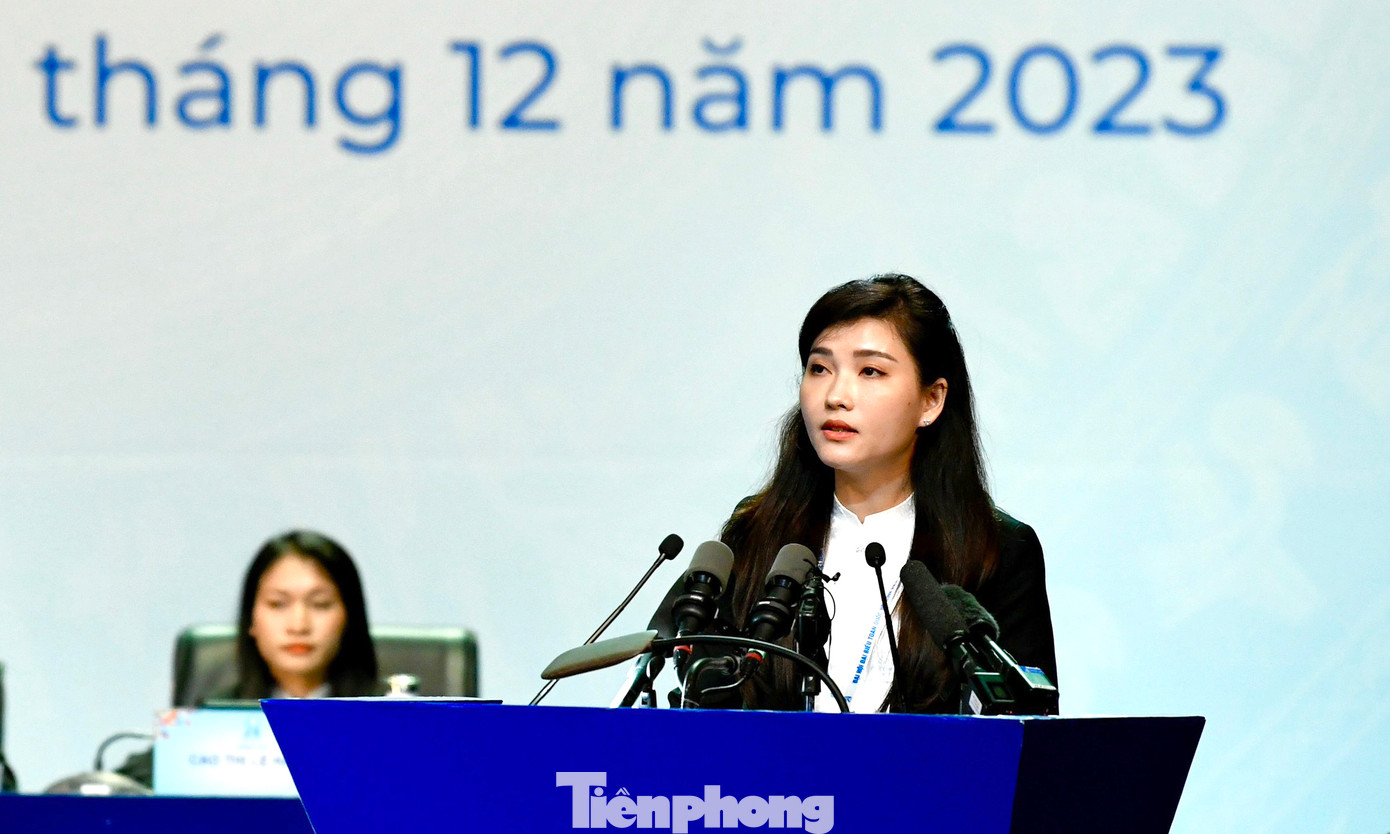 Chị Hồ Hồng Nguyên trình bày tóm tắt Báo cáo Chính trị của Ban Chấp hành T.Ư Hội Sinh viên Việt Nam khóa X trình Đại hội đại biểu toàn quốc Hội Sinh viên Việt Nam lần thứ XI, được xây dựng với chủ đề “Sinh viên Việt Nam thi đua học tập, sáng tạo, hội nhập, xây dựng khát vọng phát triển đất nước giàu mạnh, phồn vinh, văn minh, hạnh phúc”. Ảnh: Như Ý Chị Hồ Hồng Nguyên trình bày tóm tắt Báo cáo Chính trị của Ban Chấp hành T.Ư Hội Sinh viên Việt Nam khóa X trình Đại hội đại biểu toàn quốc Hội Sinh viên Việt Nam lần thứ XI, được xây dựng với chủ đề “Sinh viên Việt Nam thi đua học tập, sáng tạo, hội nhập, xây dựng khát vọng phát triển đất nước giàu mạnh, phồn vinh, văn minh, hạnh phúc”. Ảnh: Như Ý