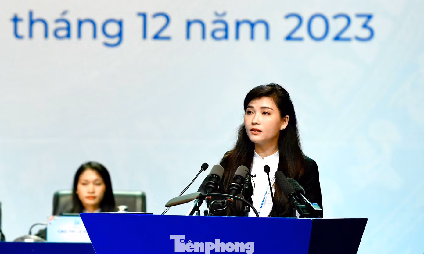 Chị Hồ Hồng Nguyên trình bày tóm tắt Báo cáo Chính trị của Ban Chấp hành T.Ư Hội Sinh viên Việt Nam khóa X trình Đại hội đại biểu toàn quốc Hội Sinh viên Việt Nam lần thứ XI, được xây dựng với chủ đề “Sinh viên Việt Nam thi đua học tập, sáng tạo, hội nhập, xây dựng khát vọng phát triển đất nước giàu mạnh, phồn vinh, văn minh, hạnh phúc”. Ảnh: Như Ý