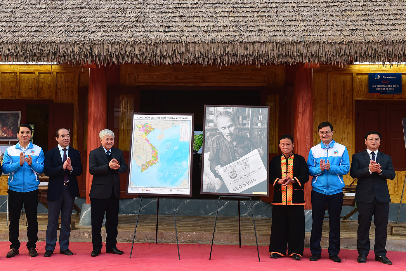 Chương trình trao tặng ảnh Bác Hồ và Bản đồ Việt Nam tới đồng bào Pà Thẻn. Ảnh: Xuân Tùng Chương trình trao tặng ảnh Bác Hồ và Bản đồ Việt Nam tới đồng bào Pà Thẻn. Ảnh: Xuân Tùng