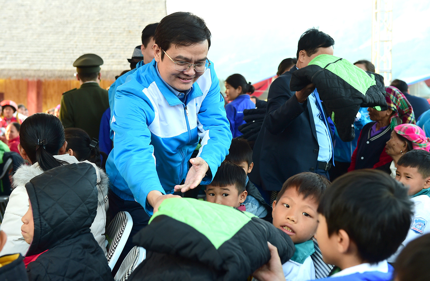 Các đại biểu trao tặng áo ấm các em nhỏ đồng bào dân tộc Pà Thẻn. Ảnh: Xuân Tùng Các đại biểu trao tặng áo ấm các em nhỏ đồng bào dân tộc Pà Thẻn. Ảnh: Xuân Tùng