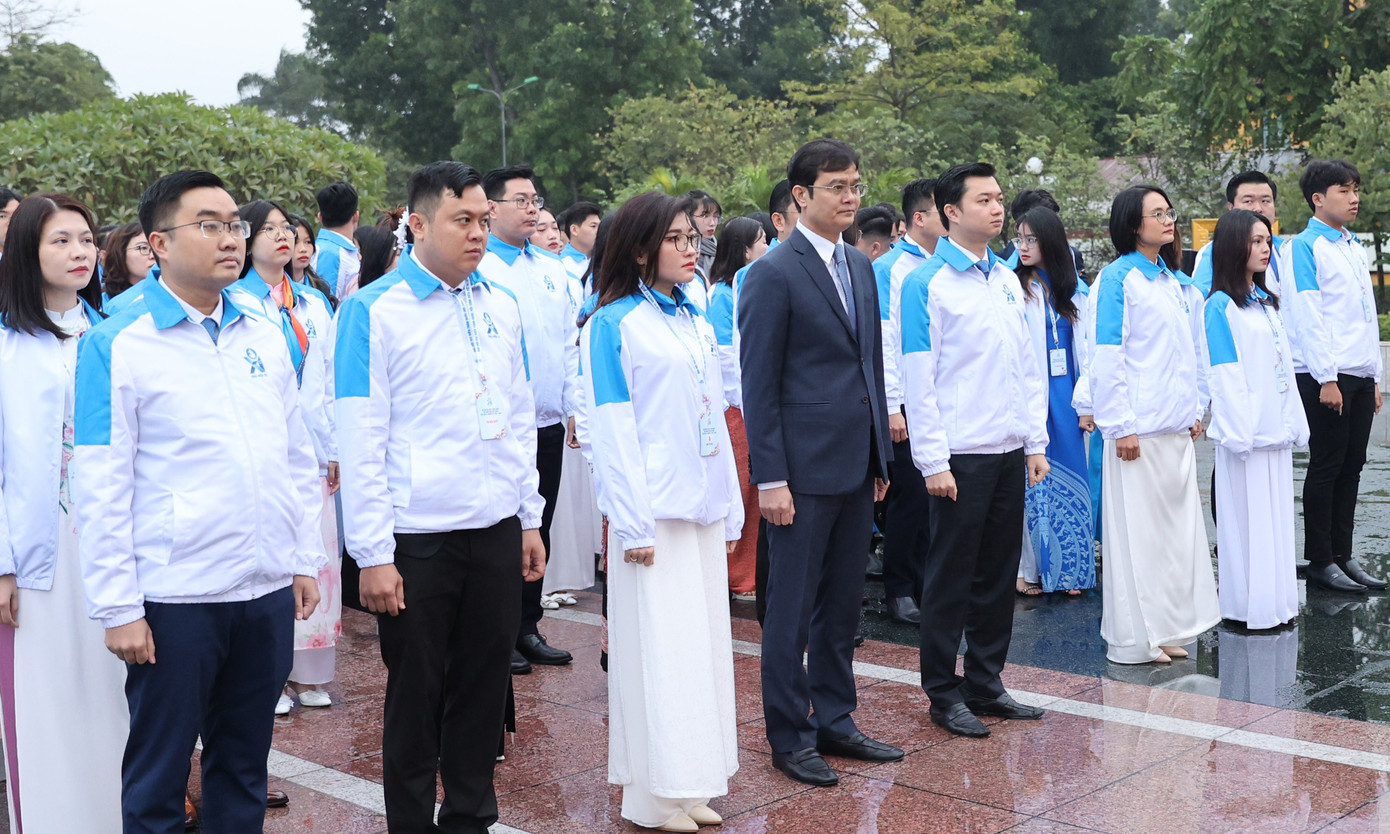 Trước đó, trong sáng nay, anh Bùi Quang Huy - Bí thư thứ nhất T.Ư Đoàn, anh Nguyễn Minh Triết - Bí thư T.Ư Đoàn, Chủ tịch T.Ư Hội Sinh viên Việt Nam khóa X, cùng đại diện đoàn đại biểu dự Đại hội dâng hương tưởng niệm tại tượng đài Bắc Sơn (Hà Nội). Ảnh: Trọng Tài