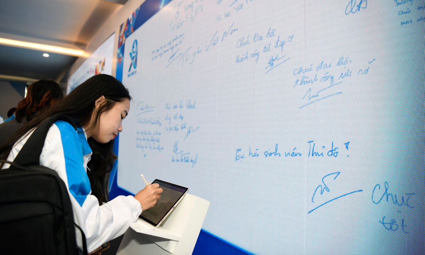 Các đại biểu gửi thông điệp tới Đại hội XI. Ảnh: Như Ý - Trọng Tài - Xuân Tùng