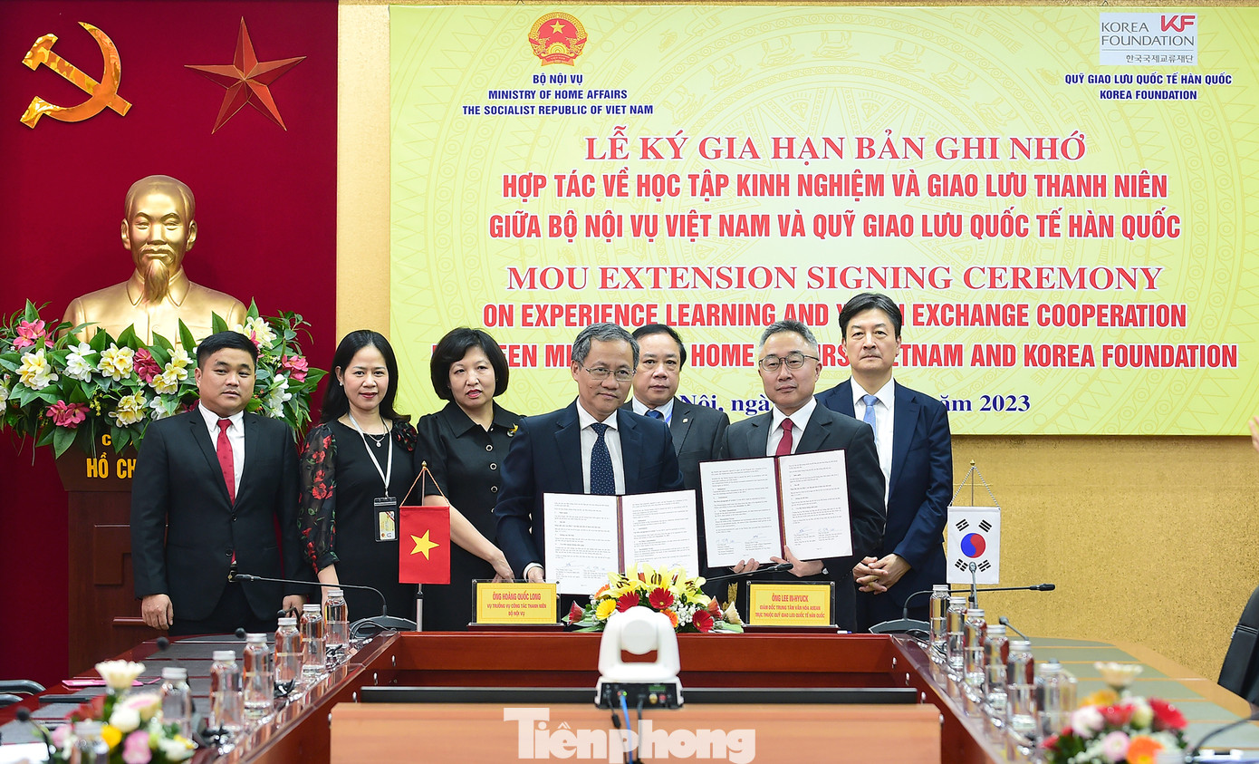 Thừa ủy quyền của lãnh đạo hai bên, ông Hoàng Quốc Long và ông Lee In-hyuck ký kết gia hạn Bản ghi nhớ hợp tác. Ảnh: Xuân Tùng