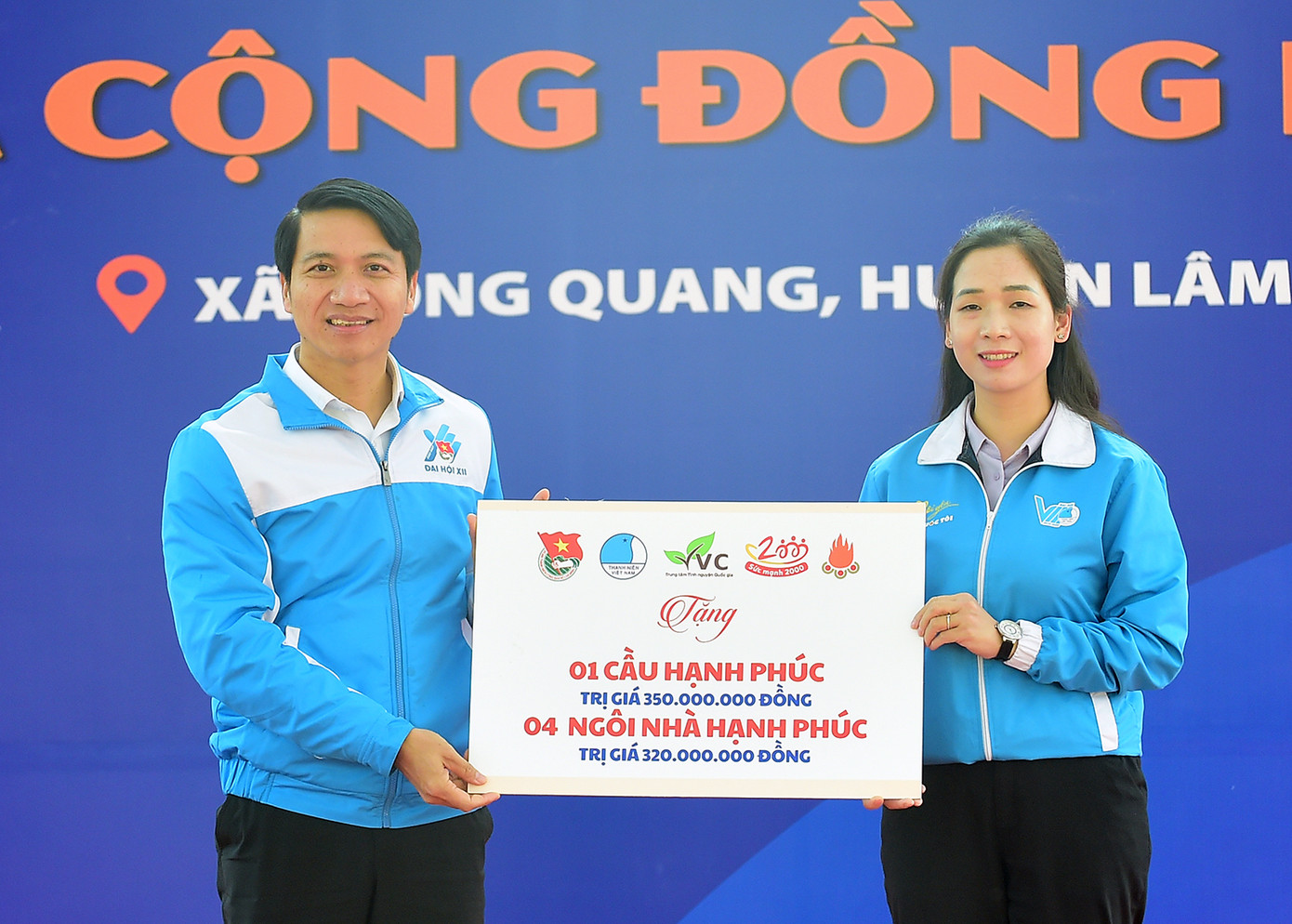 Bí thư thường trực T.Ư Đoàn, Chủ tịch T.Ư Hội LHTN Việt Nam Nguyễn Ngọc Lương trao biển tượng trưng công trình cầu hạnh phúc và nhà hạnh phúc tới Tỉnh Đoàn Tuyên Quang. Ảnh: Xuân Tùng Bí thư thường trực T.Ư Đoàn, Chủ tịch T.Ư Hội LHTN Việt Nam Nguyễn Ngọc Lương trao biển tượng trưng công trình cầu hạnh phúc và nhà hạnh phúc tới Tỉnh Đoàn Tuyên Quang. Ảnh: Xuân Tùng