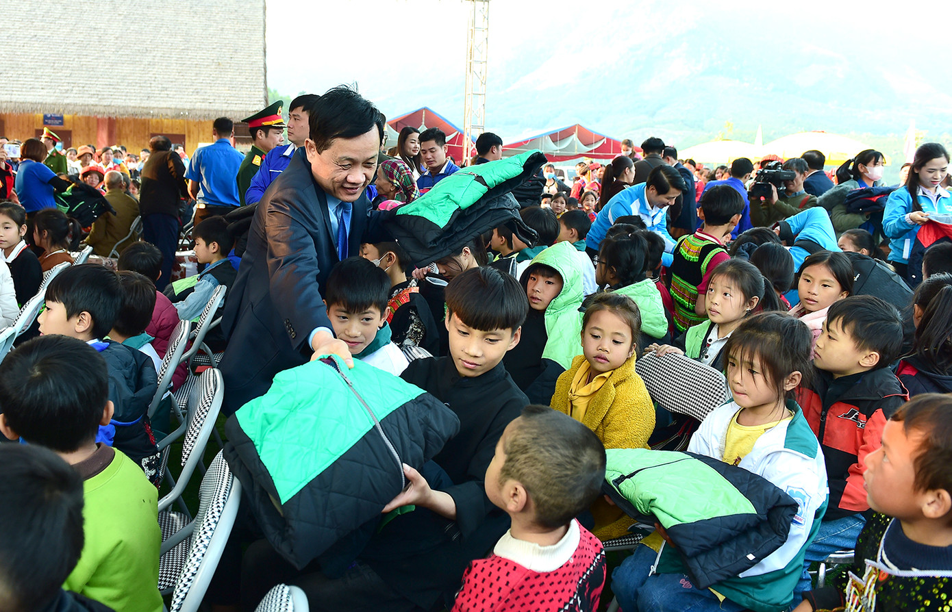 Các đại biểu trao tặng áo ấm các em nhỏ đồng bào dân tộc Pà Thẻn. Ảnh: Xuân Tùng Các đại biểu trao tặng áo ấm các em nhỏ đồng bào dân tộc Pà Thẻn. Ảnh: Xuân Tùng