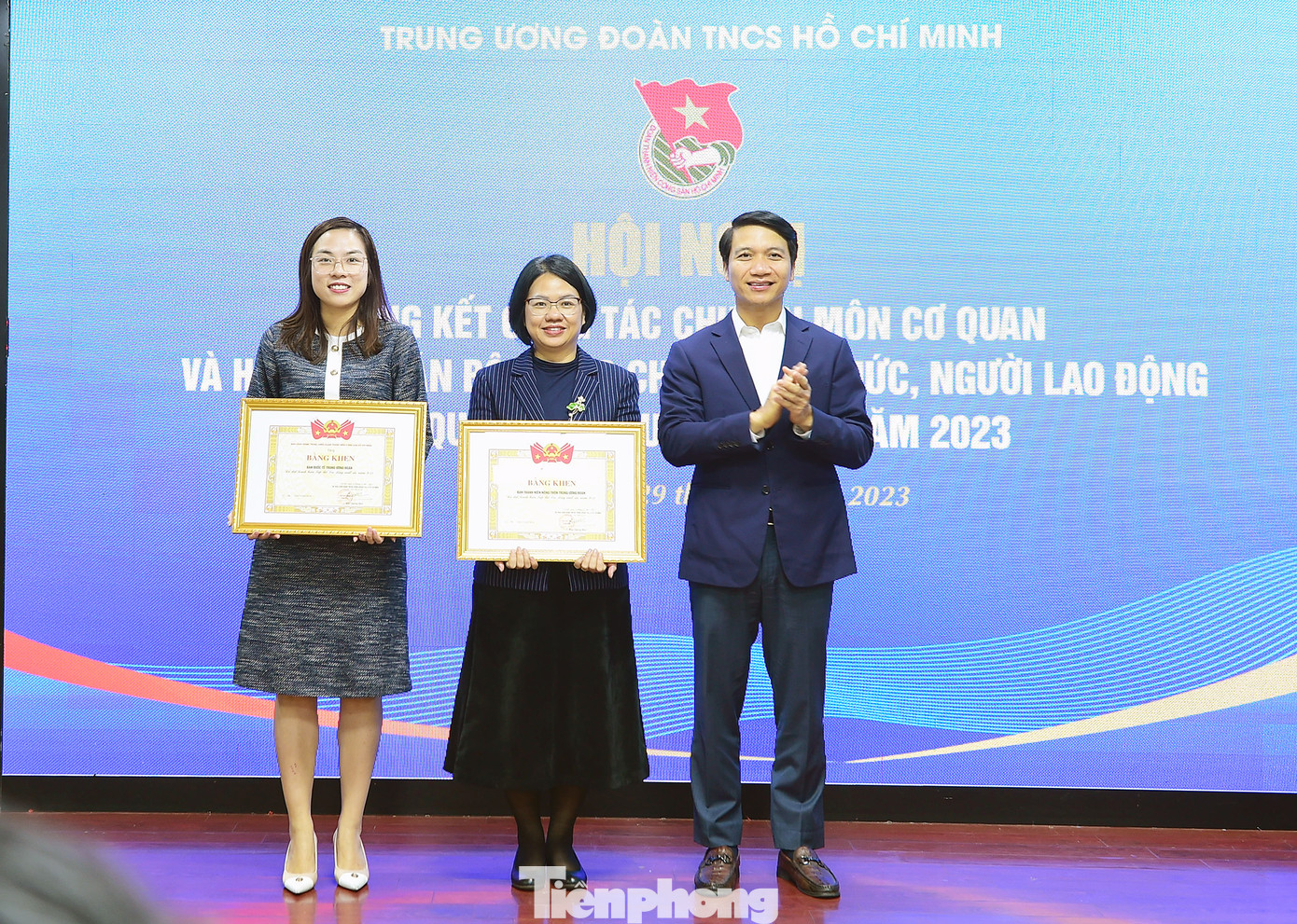 Anh Nguyễn Ngọc Lương trao tặng Bằng khen cho 2 tập thể đạt danh hiệu Tập thể Lao động xuất sắc, gồm: Ban Quốc tế và Ban Thanh niên nông thôn T.Ư Đoàn. Ảnh: Xuân Tùng