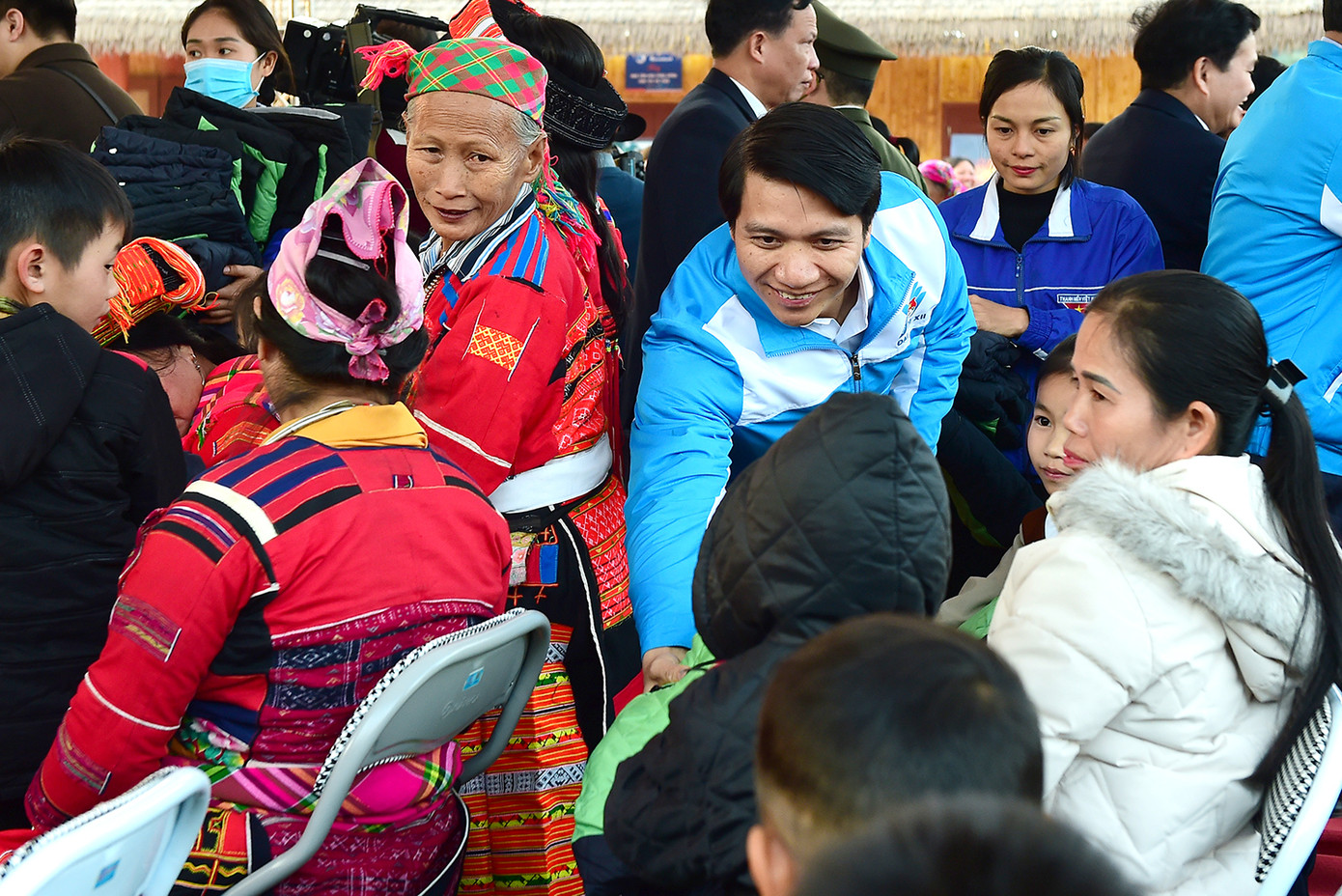 Các đại biểu trao tặng áo ấm các em nhỏ đồng bào dân tộc Pà Thẻn. Ảnh: Xuân Tùng Các đại biểu trao tặng áo ấm các em nhỏ đồng bào dân tộc Pà Thẻn. Ảnh: Xuân Tùng