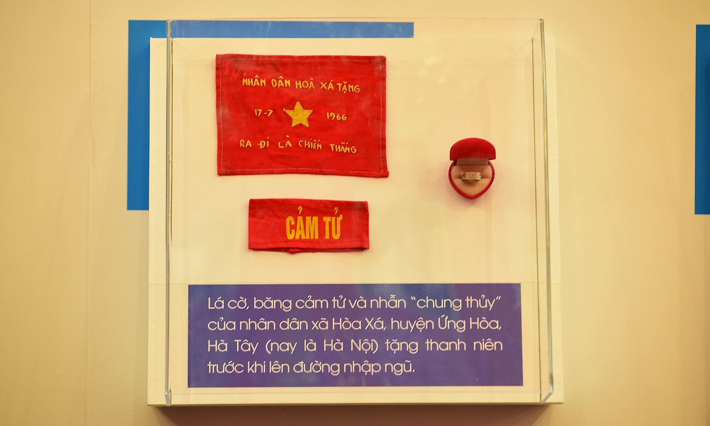 Lá cờ, băng cảm tử và nhẫn "chung thủy" của nhân dân xã Hòa Xá, huyện Ứng Hòa, Hà Tây (nay là Hà Nội) tặng thanh niên trước khi lên đường nhập ngũ.