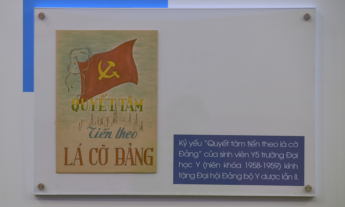 Trong đó, khu trưng bày vật phẩm với các huân huy chương, bằng khen, giải thưởng của Hội Sinh viên Việt Nam và các kỷ vật gắn với các câu chuyện lịch sử. Trong đó, có Kỷ yếu "Quyết tâm tiến theo lá cờ Đảng" của sinh viên Y5 Trường ĐH Y kính tặng Đại hội Đảng bộ Y Dược lần II.
