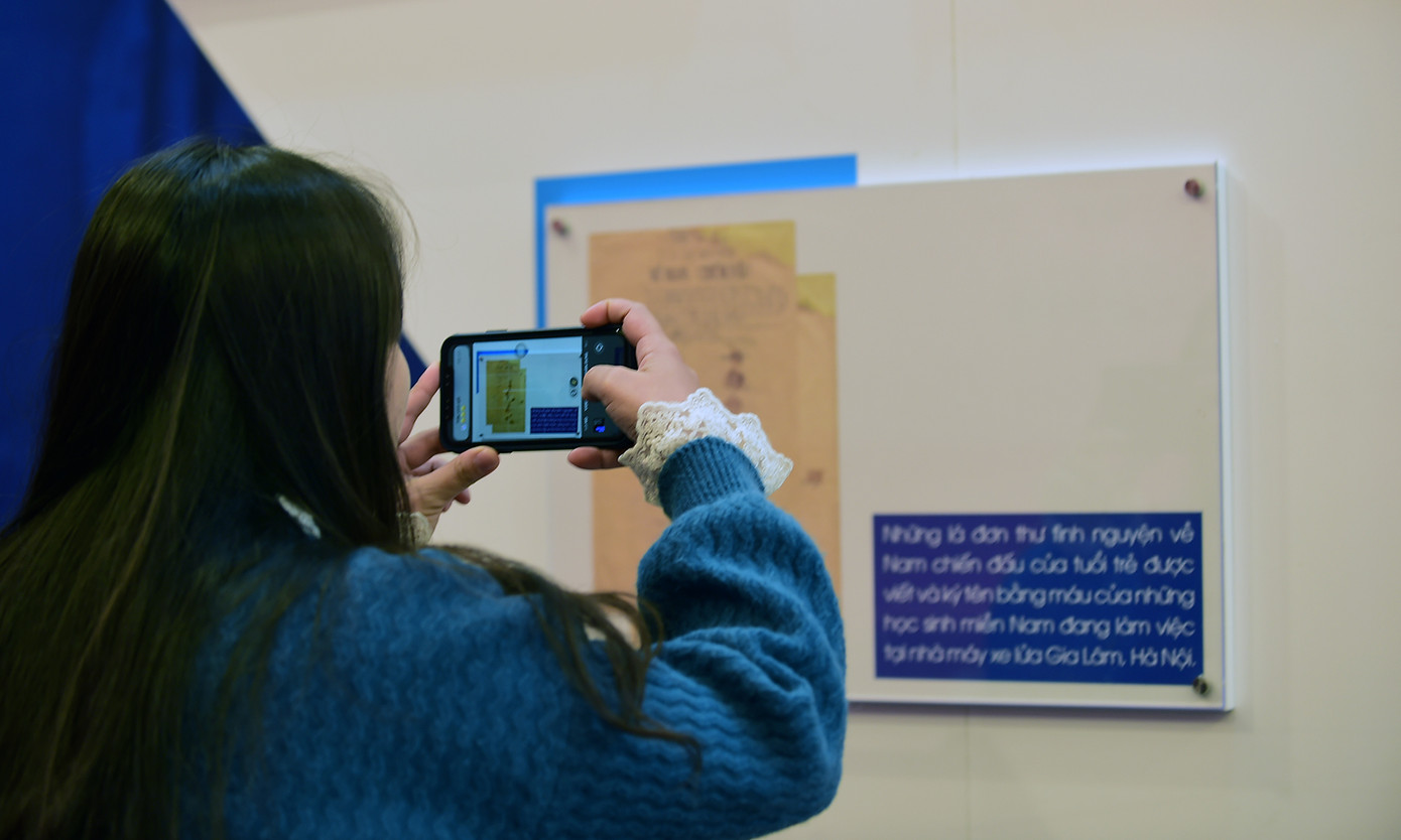 Triển lãm bao gồm các khu vực: Bức tường lịch sử; khu trưng bày vật phẩm; bức tường tương tác; trải nghiệm công nghệ hologram; gương sáng sinh viên tiêu biểu; bức tường lưu niệm. Tại mỗi khu vực là một trải nghiệm thú vị.