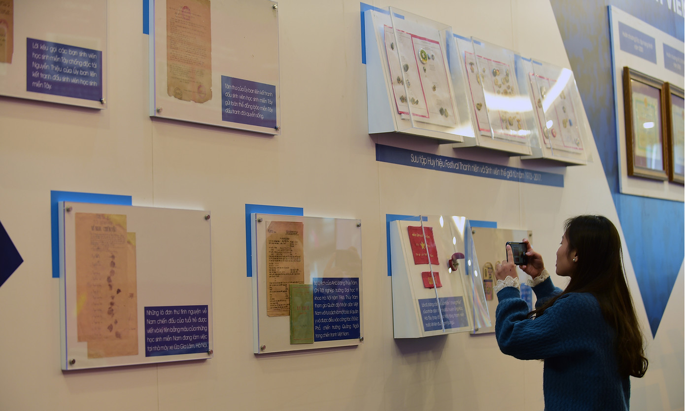 Các đại biểu và phóng viên lưu lại hình ảnh các hiện vật được giới thiệu tại triển lãm.