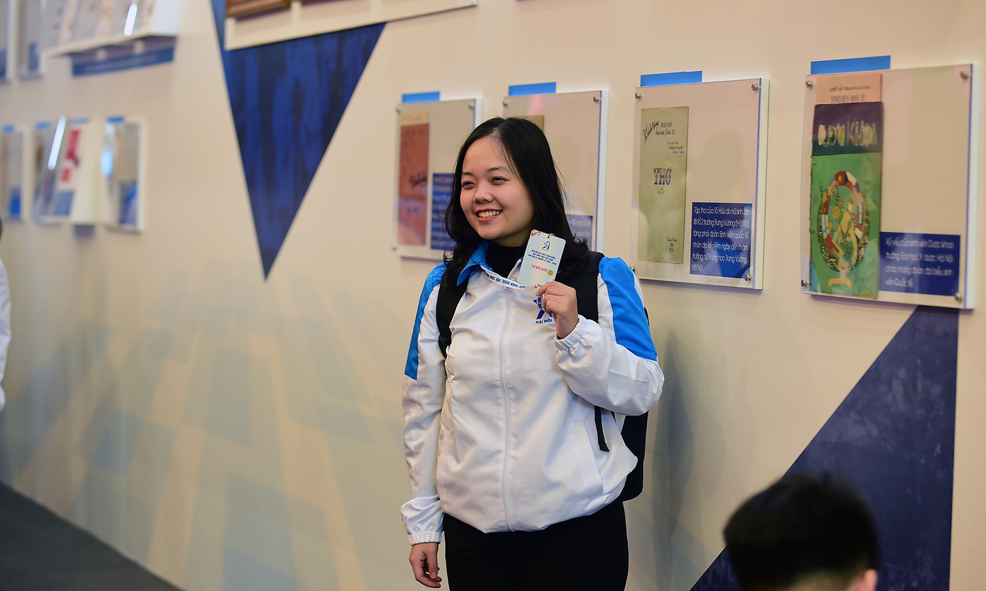 Các đại biểu và phóng viên lưu lại hình ảnh các hiện vật được giới thiệu tại triển lãm.