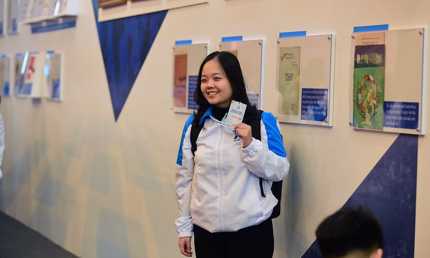 Các đại biểu và phóng viên lưu lại hình ảnh các hiện vật được giới thiệu tại triển lãm.