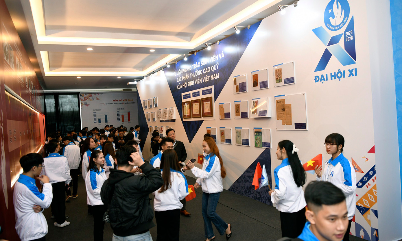 Các đại biểu và phóng viên lưu lại hình ảnh các hiện vật được giới thiệu tại triển lãm.