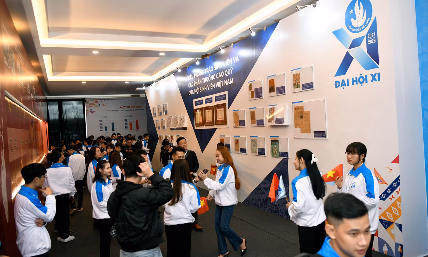 Các đại biểu và phóng viên lưu lại hình ảnh các hiện vật được giới thiệu tại triển lãm.