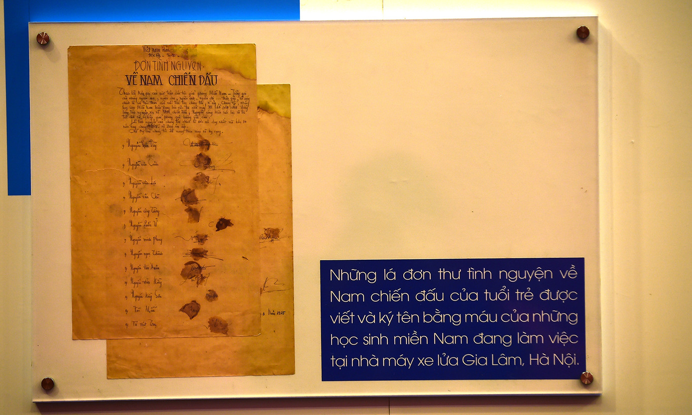 Những lá đơn thư tình nguyện về Nam chiến đấu của tuổi trẻ được viết và ký tên bằng máu của những học sinh miền Nam đang làm việc tại nhà máy xe lửa Gia Lâm, Hà Nội.