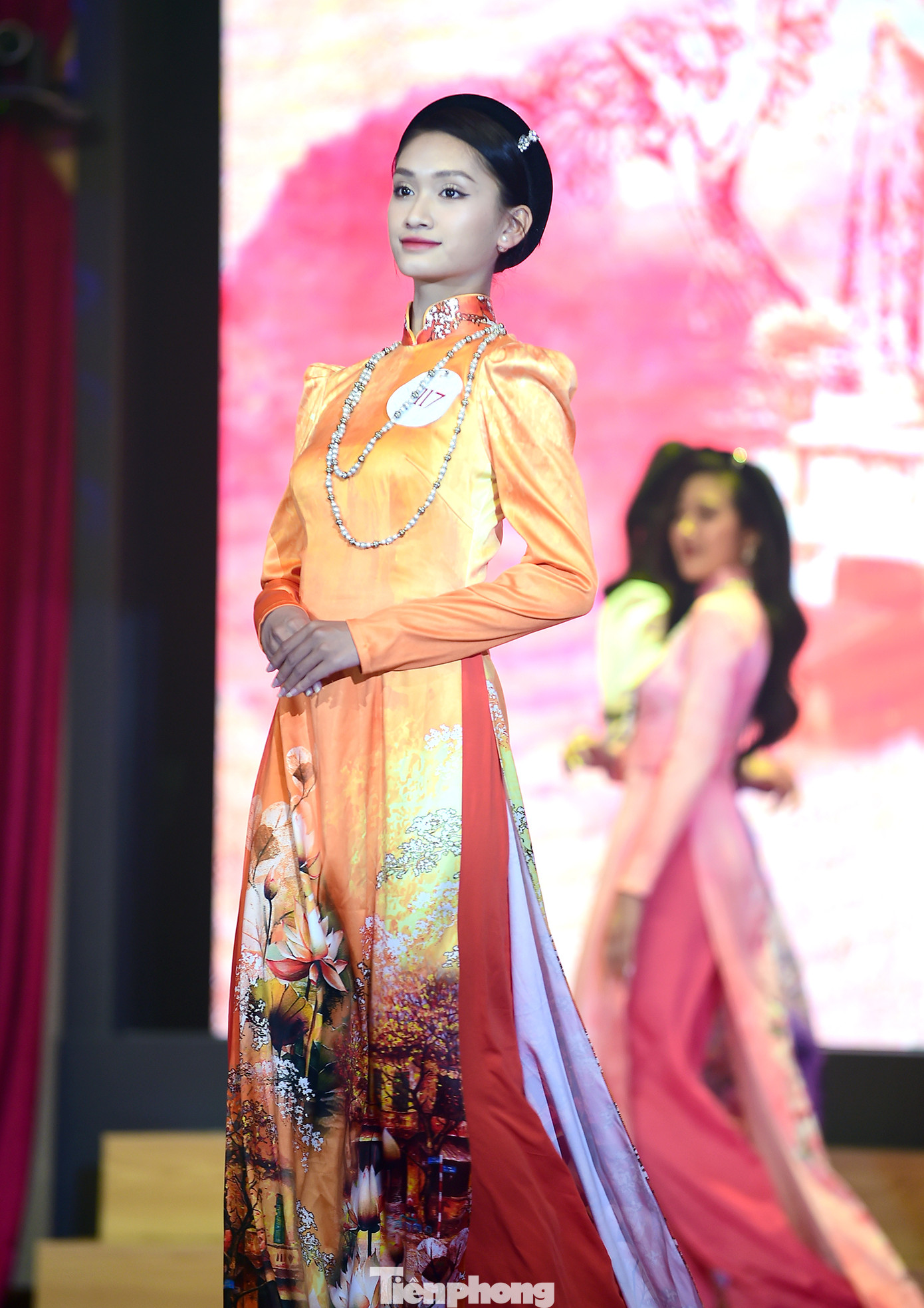 Top 5 thí sinh xuất sắc nhất tại các phần thi bước tiếp vào phần thi ứng xử. Qua đó, Ban Giám khảo sẽ xét chọn trao danh hiệu Hoa khôi, Á khôi 1, Á khôi 2 Sinh viên Miền Bắc - Cuộc thi Hoa khôi sinh viên Việt Nam năm 2023. Ảnh: Xuân Tùng