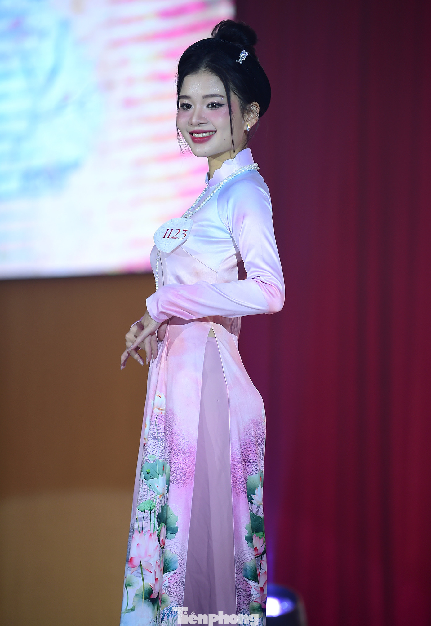 Top 5 thí sinh xuất sắc nhất tại các phần thi bước tiếp vào phần thi ứng xử. Qua đó, Ban Giám khảo sẽ xét chọn trao danh hiệu Hoa khôi, Á khôi 1, Á khôi 2 Sinh viên Miền Bắc - Cuộc thi Hoa khôi sinh viên Việt Nam năm 2023. Ảnh: Xuân Tùng