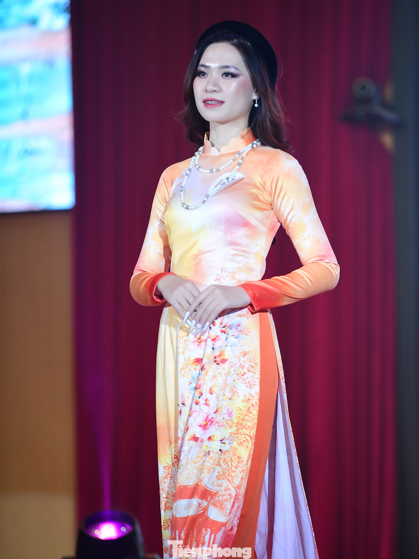 Các thí sinh thể hiện kỹ năng trình diễn trên sân khấu với trang phục áo dài trong đêm Chung kết khu vực miền Bắc.