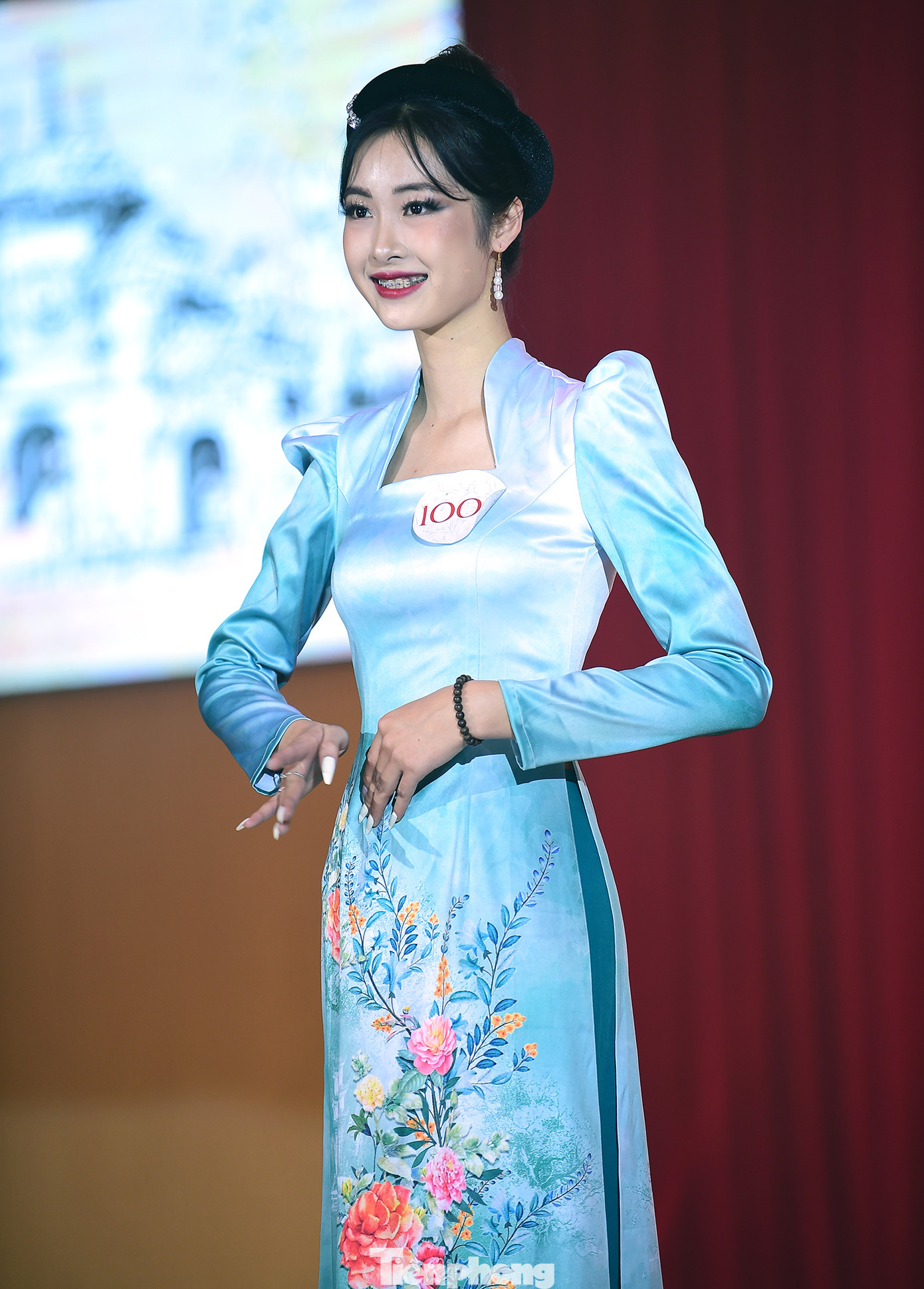 Các thí sinh thể hiện kỹ năng trình diễn trên sân khấu với trang phục áo dài trong đêm Chung kết khu vực miền Bắc.