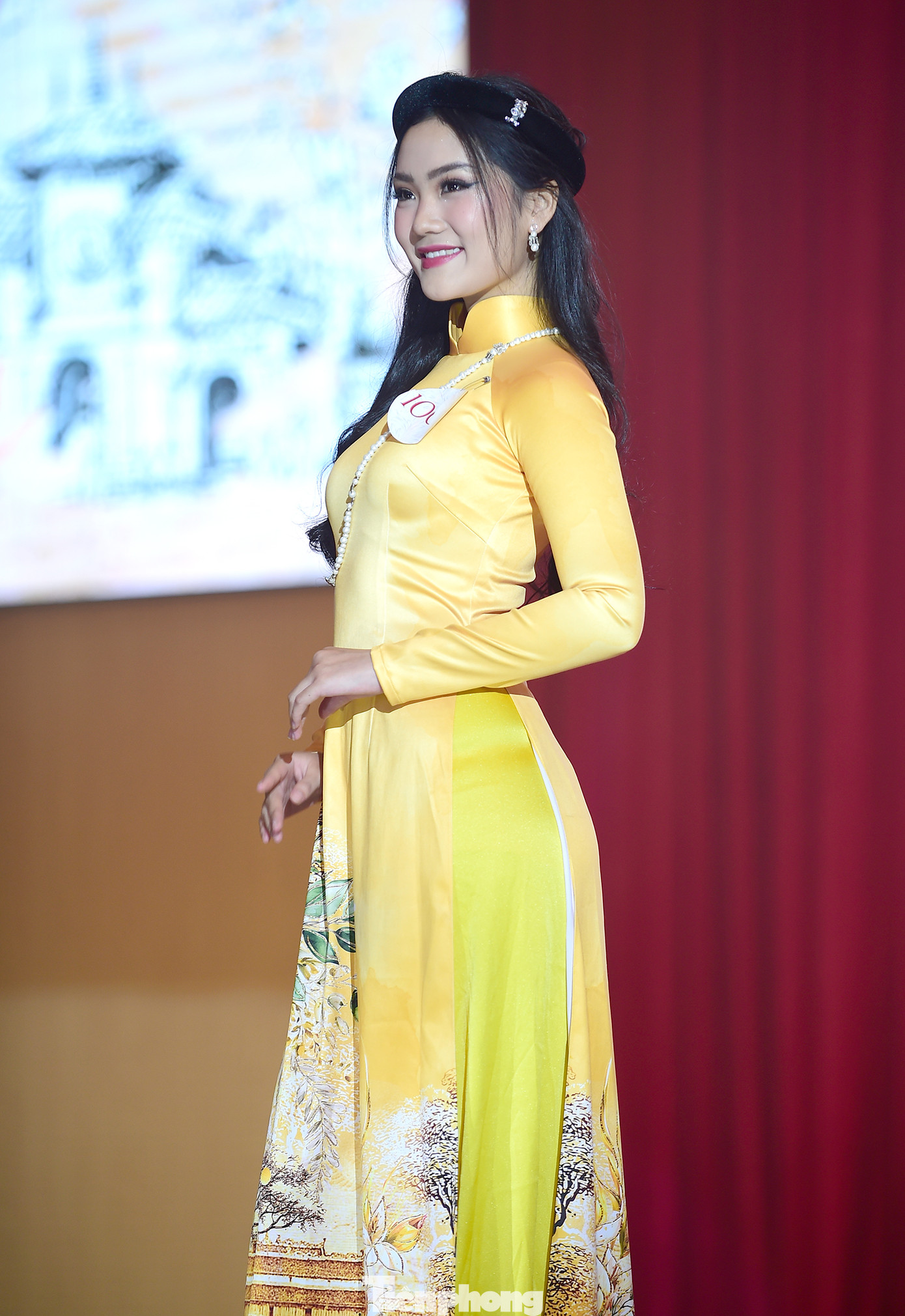 Top 5 thí sinh xuất sắc nhất tại các phần thi bước tiếp vào phần thi ứng xử. Qua đó, Ban Giám khảo sẽ xét chọn trao danh hiệu Hoa khôi, Á khôi 1, Á khôi 2 Sinh viên Miền Bắc - Cuộc thi Hoa khôi sinh viên Việt Nam năm 2023. Ảnh: Xuân Tùng