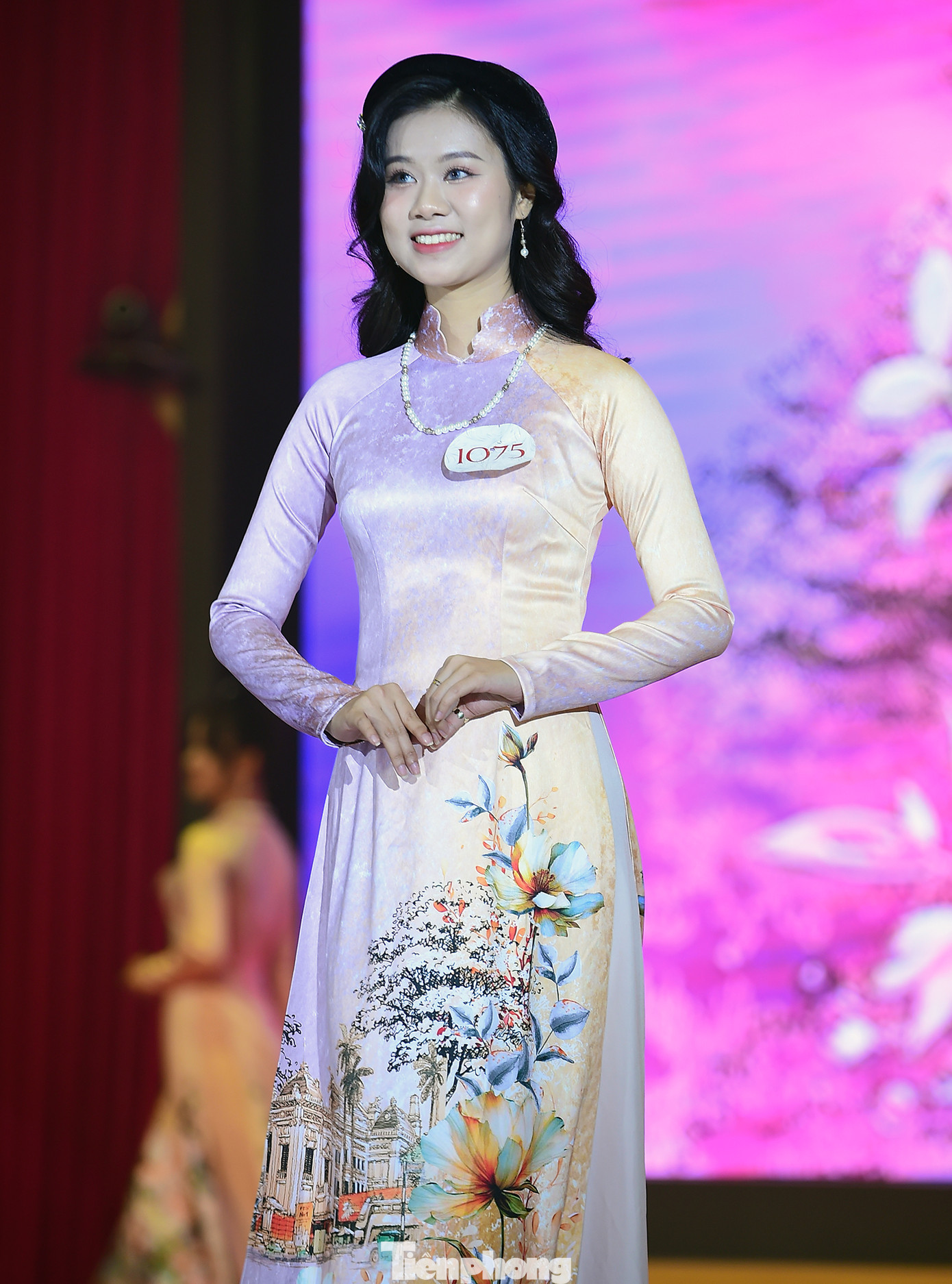 Top 5 thí sinh xuất sắc nhất tại các phần thi bước tiếp vào phần thi ứng xử. Qua đó, Ban Giám khảo sẽ xét chọn trao danh hiệu Hoa khôi, Á khôi 1, Á khôi 2 Sinh viên Miền Bắc - Cuộc thi Hoa khôi sinh viên Việt Nam năm 2023. Ảnh: Xuân Tùng