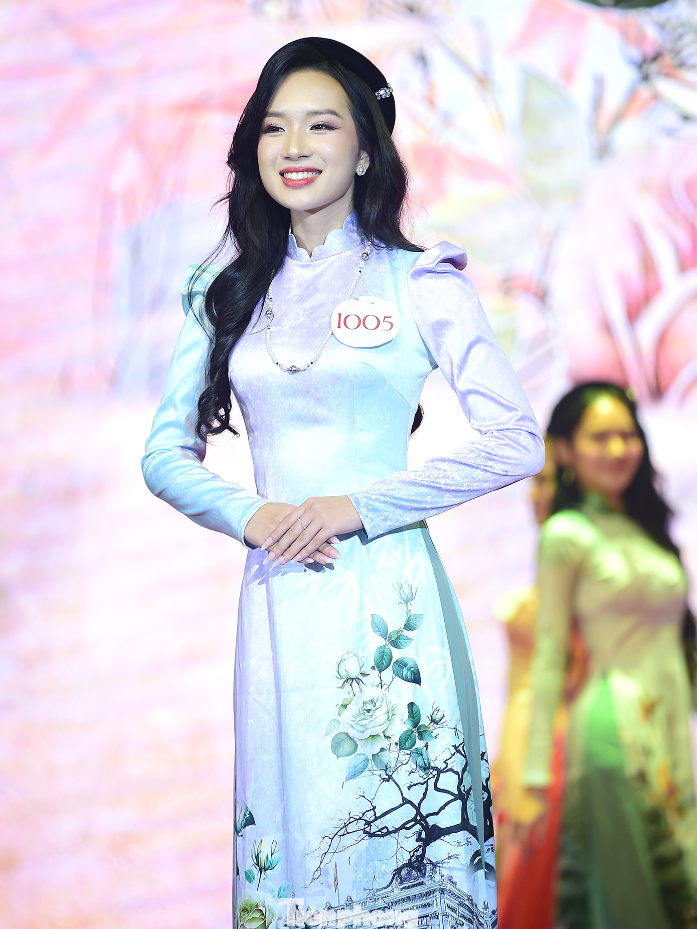 Các thí sinh thể hiện kỹ năng trình diễn trên sân khấu với trang phục áo dài trong đêm Chung kết khu vực miền Bắc.