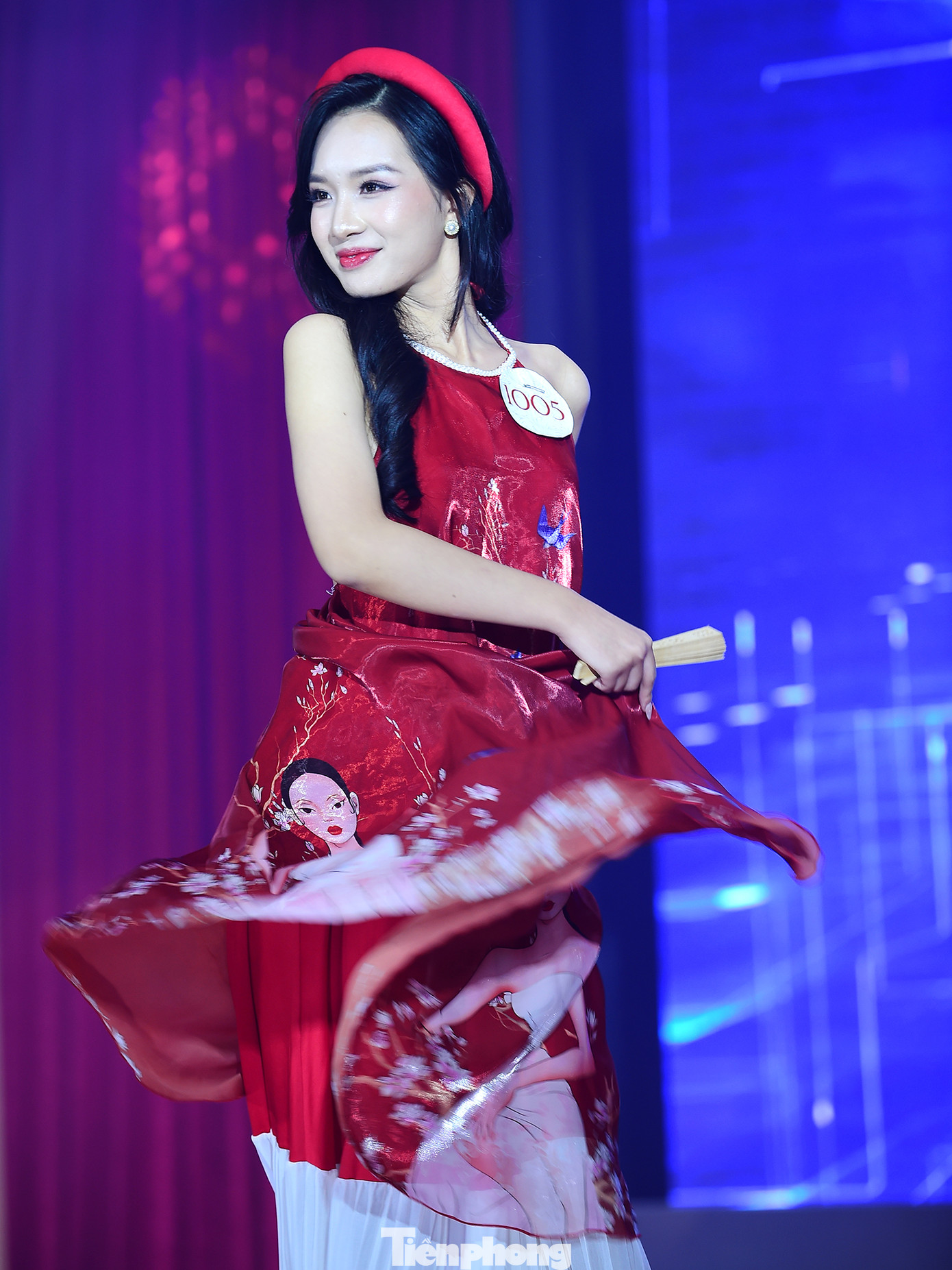 Anh Hoàng Tuấn Việt - Trưởng Ban Biên tập Cổng tri thức Thánh Gióng, Trưởng ban Tổ chức Cuộc thi cho biết, cuộc thi năm nay thu hút hơn 1.000 nữ sinh các trường đại học, cao đẳng, học viện trên cả nước đăng ký tham gia. Sau vòng sơ khảo tại 3 khu vực miền Bắc, miền Trung - Tây Nguyên và miền Nam, Ban Giám khảo đã lựa chọn ra những thí sinh xuất sắc để bước vào vòng Chung kết khu vực 3 miền tại: Hà Nội, Đà Nẵng và TP. Hồ Chí Minh. Ảnh: Xuân Tùng