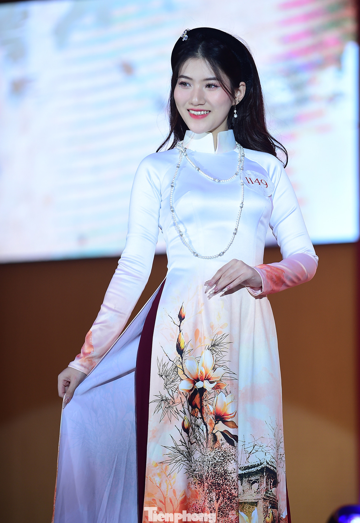 Các thí sinh thể hiện kỹ năng trình diễn trên sân khấu với trang phục áo dài trong đêm Chung kết khu vực miền Bắc.