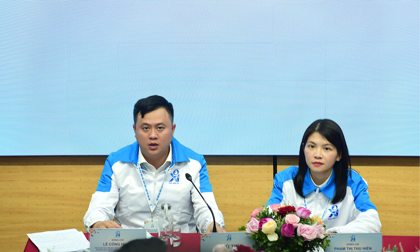 Anh Lê Công Hùng và chị Phạm Thị Thu Hiền chủ trì tổ thảo luận. Ảnh: Xuân Tùng