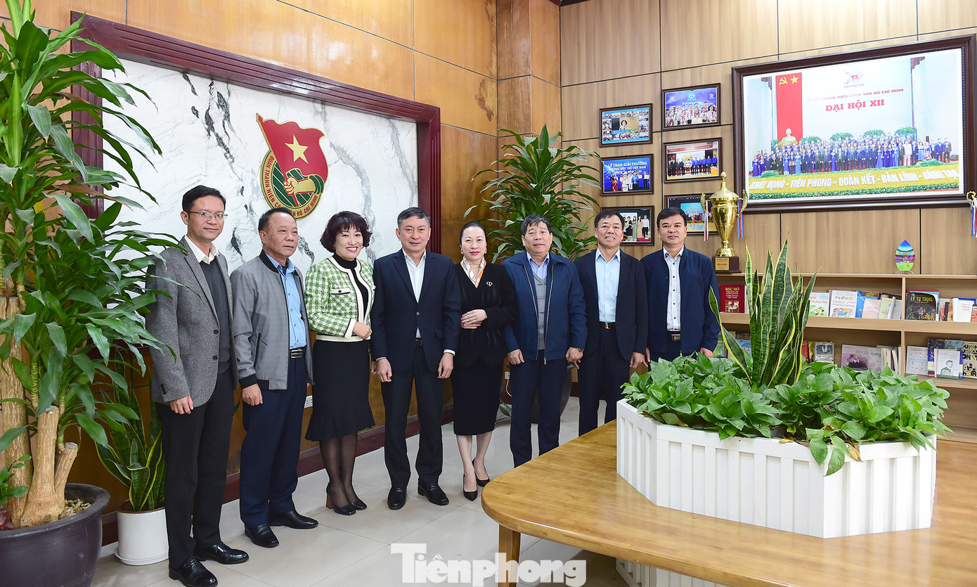 Các đại biểu tham quan không gian xanh tại trụ sở cơ quan T.Ư Đoàn. Đây là công trình Công đoàn cơ quan T.Ư Đoàn triển khai. Ảnh: Xuân Tùng Các đại biểu tham quan không gian xanh tại trụ sở cơ quan T.Ư Đoàn. Đây là công trình Công đoàn cơ quan T.Ư Đoàn triển khai. Ảnh: Xuân Tùng