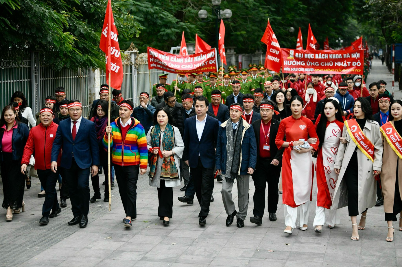 Các đồng chí lãnh đạo bộ, ban, ngành Trung ương, Trung ương Đoàn Thanh niên Cộng sản Hồ Chí Minh, Ban tổ chức Chủ Nhật Đỏ cùng hàng nghìn sinh viên học viện, đại học trên địa bàn Thủ đô Hà Nội diễu hành hưởng ứng Chủ Nhật Đỏ lần thứ XVI - năm 2024. Ảnh Như Ý.