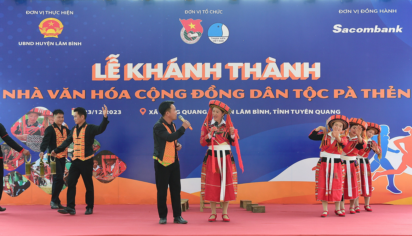 Chương trình văn nghệ chào mừng khánh thành nhà văn hóa cộng đồng dân tộc Pà Thẻn. Ảnh: Xuân Tùng Chương trình văn nghệ chào mừng khánh thành nhà văn hóa cộng đồng dân tộc Pà Thẻn. Ảnh: Xuân Tùng