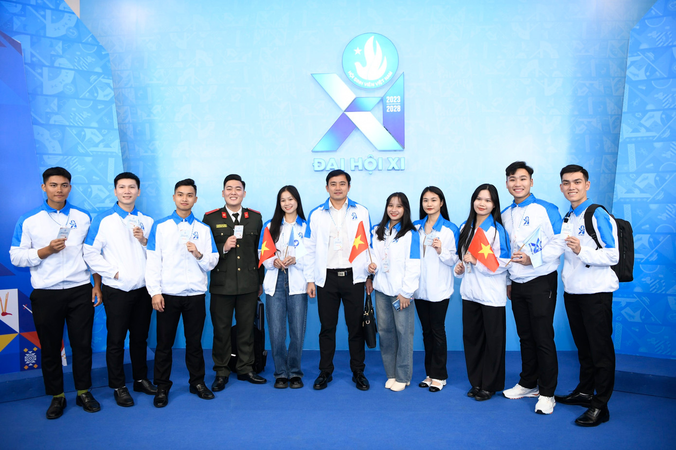 Các đại biểu chụp ảnh tại không gian triển lãm. Ảnh: Như Ý - Trọng Tài