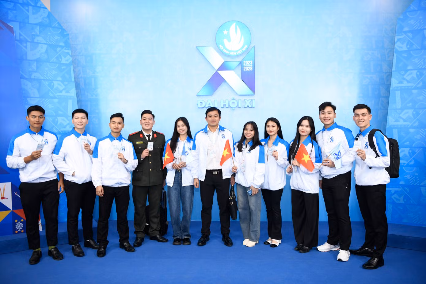 Các đại biểu chụp ảnh tại không gian triển lãm. Ảnh: Như Ý - Trọng Tài Các đại biểu chụp ảnh tại không gian triển lãm. Ảnh: Như Ý - Trọng Tài