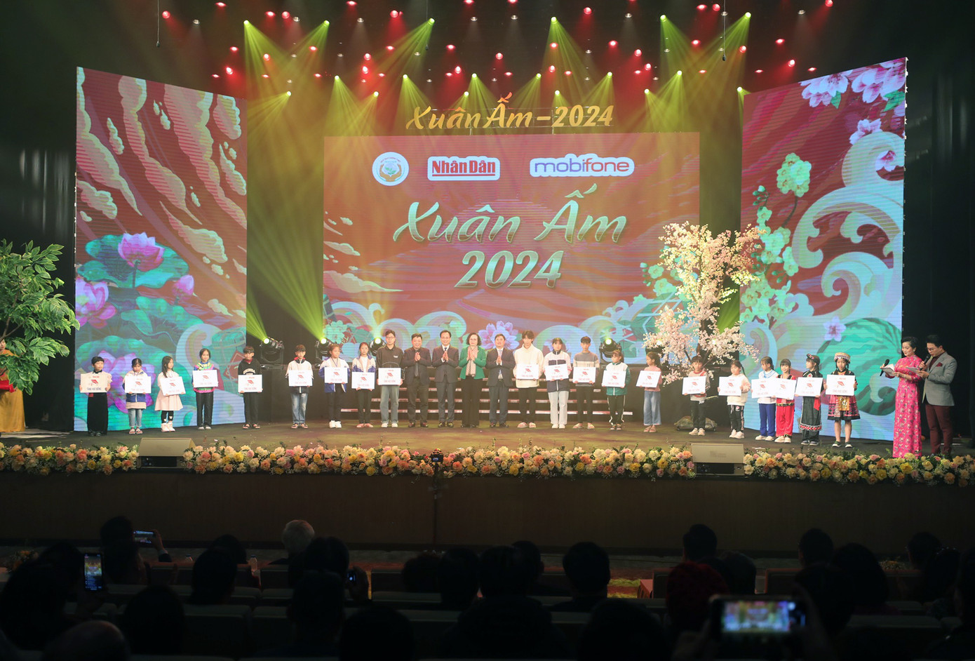 Ban Tổ chức trao tặng học bổng học sinh hiếu học, vượt khó học giỏi. Ảnh: BTC Ban Tổ chức trao tặng học bổng học sinh hiếu học, vượt khó học giỏi. Ảnh: BTC