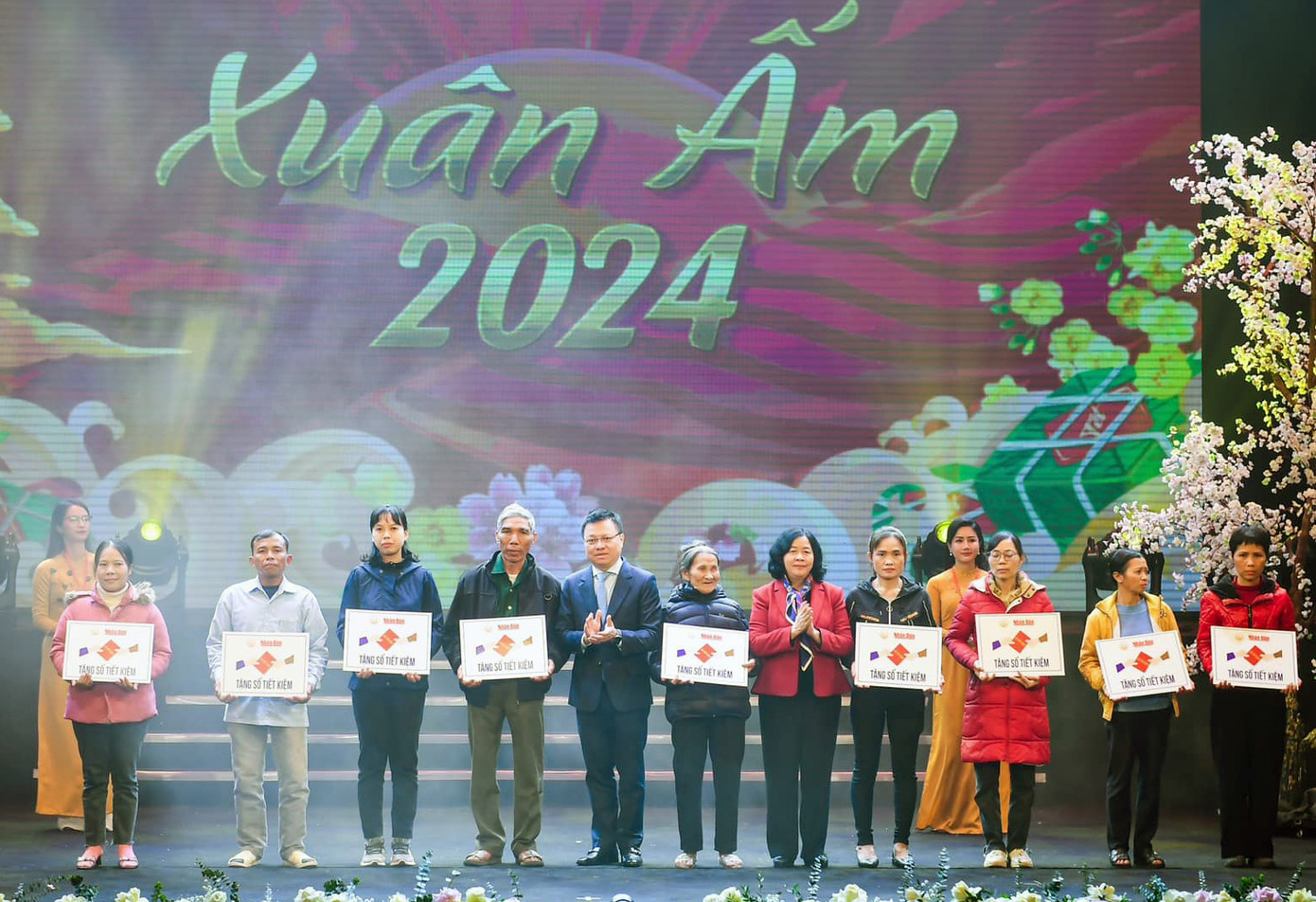 Bà Bùi Thị Minh Hoài và ông Lê Quốc Minh trao sổ tiết kiệm cho đại diện các gia đình. Ảnh: BTC Bà Bùi Thị Minh Hoài và ông Lê Quốc Minh trao sổ tiết kiệm cho đại diện các gia đình. Ảnh: BTC