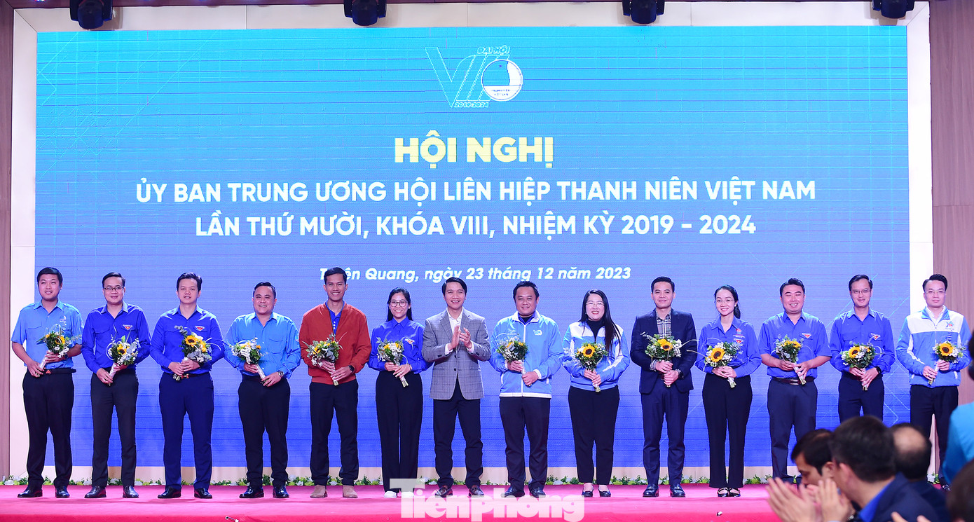 Tại hội nghị đã tiến hành kiện toàn nhân sự Ủy ban T.Ư Hội LHTN Việt Nam khóa VIII. Trong ảnh, anh Nguyễn Ngọc Lương tặng hoa chúc mừng các anh, chị tham gia Ủy ban T.Ư Hội. Ảnh: Xuân Tùng Tại hội nghị đã tiến hành kiện toàn nhân sự Ủy ban T.Ư Hội LHTN Việt Nam khóa VIII. Trong ảnh, anh Nguyễn Ngọc Lương tặng hoa chúc mừng các anh, chị tham gia Ủy ban T.Ư Hội. Ảnh: Xuân Tùng