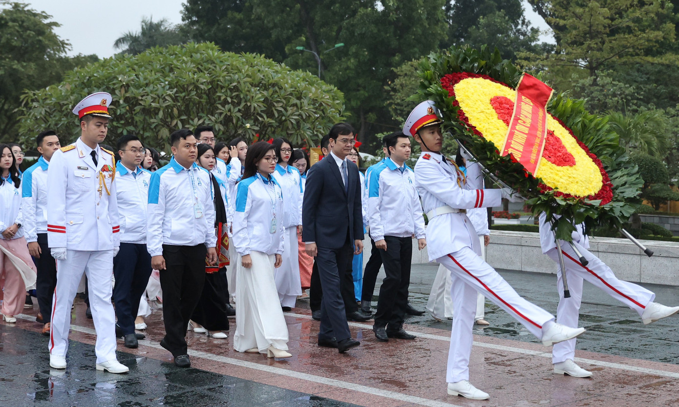 Trước đó, trong sáng nay, anh Bùi Quang Huy - Bí thư thứ nhất T.Ư Đoàn, anh Nguyễn Minh Triết - Bí thư T.Ư Đoàn, Chủ tịch T.Ư Hội Sinh viên Việt Nam khóa X, cùng đại diện đoàn đại biểu dự Đại hội dâng hương tưởng niệm tại tượng đài Bắc Sơn (Hà Nội). Ảnh: Trọng Tài