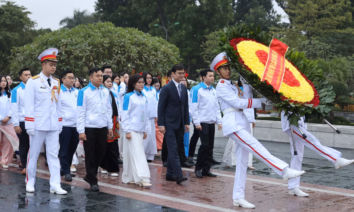 Trước đó, trong sáng nay, anh Bùi Quang Huy - Bí thư thứ nhất T.Ư Đoàn, anh Nguyễn Minh Triết - Bí thư T.Ư Đoàn, Chủ tịch T.Ư Hội Sinh viên Việt Nam khóa X, cùng đại diện đoàn đại biểu dự Đại hội dâng hương tưởng niệm tại tượng đài Bắc Sơn (Hà Nội). Ảnh: Trọng Tài Trước đó, trong sáng nay, anh Bùi Quang Huy - Bí thư thứ nhất T.Ư Đoàn, anh Nguyễn Minh Triết - Bí thư T.Ư Đoàn, Chủ tịch T.Ư Hội Sinh viên Việt Nam khóa X, cùng đại diện đoàn đại biểu dự Đại hội dâng hương tưởng niệm tại tượng đài Bắc Sơn (Hà Nội). Ảnh: Trọng Tài