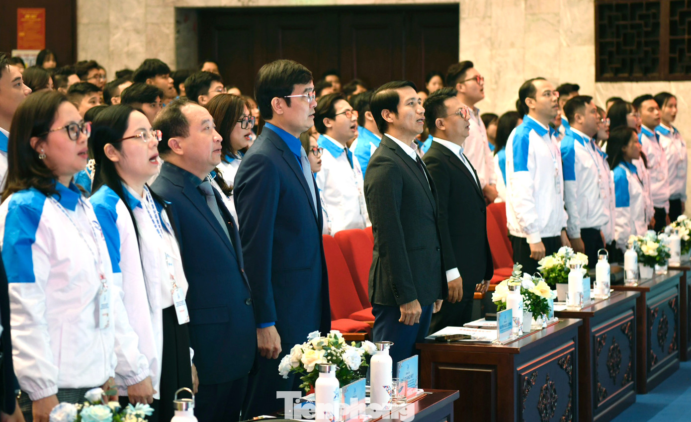 Các đại biểu thực hiện nghi lễ chào cờ tại phiên khai mạc Đại hội đại biểu toàn quốc Hội Sinh viên Việt Nam lần thứ XI nhiệm kỳ 2023 - 2028. Ảnh: Như Ý - Trọng Tài