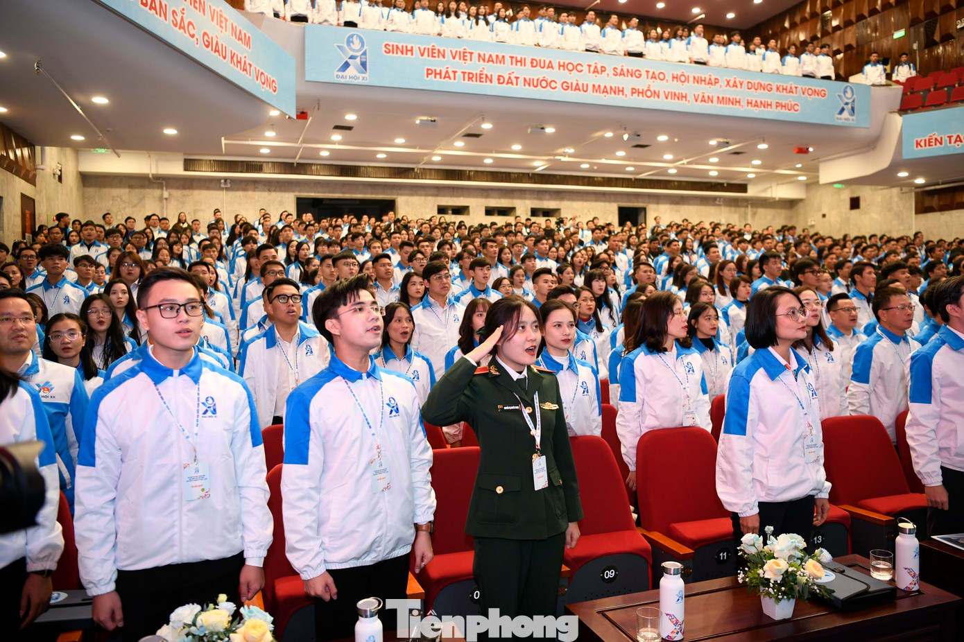 Các đại biểu thực hiện nghi lễ chào cờ tại phiên khai mạc Đại hội đại biểu toàn quốc Hội Sinh viên Việt Nam lần thứ XI nhiệm kỳ 2023 - 2028. Ảnh: Như Ý - Trọng Tài