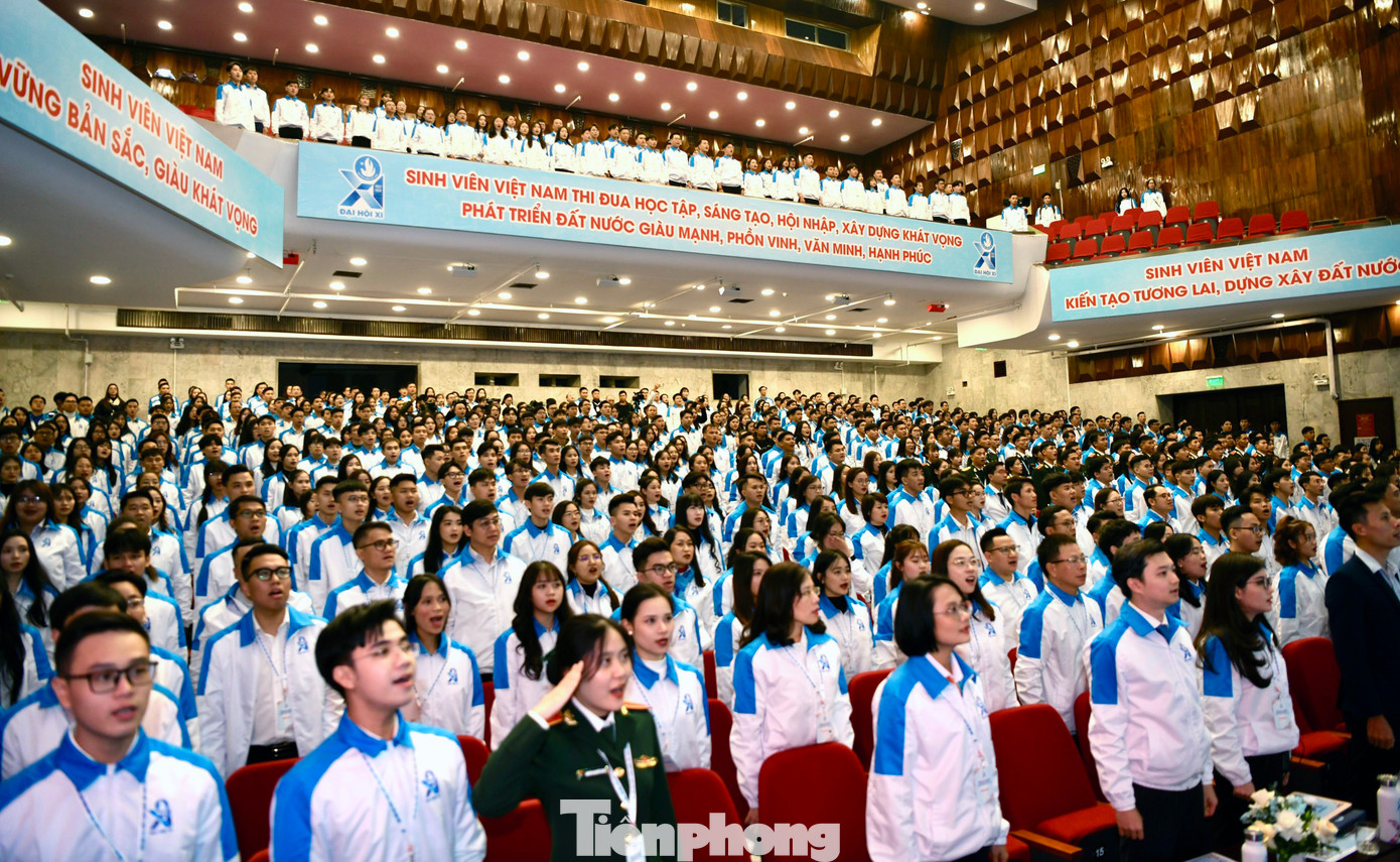 Các đại biểu thực hiện nghi lễ chào cờ tại phiên khai mạc Đại hội đại biểu toàn quốc Hội Sinh viên Việt Nam lần thứ XI nhiệm kỳ 2023 - 2028. Ảnh: Như Ý - Trọng Tài