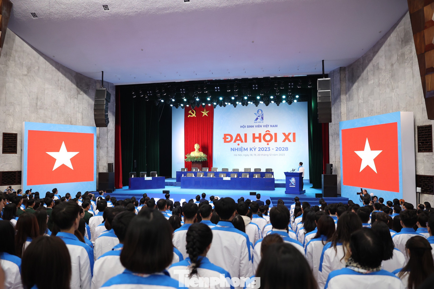 Các đại biểu thực hiện nghi lễ chào cờ tại phiên khai mạc Đại hội đại biểu toàn quốc Hội Sinh viên Việt Nam lần thứ XI nhiệm kỳ 2023 - 2028. Ảnh: Như Ý - Trọng Tài