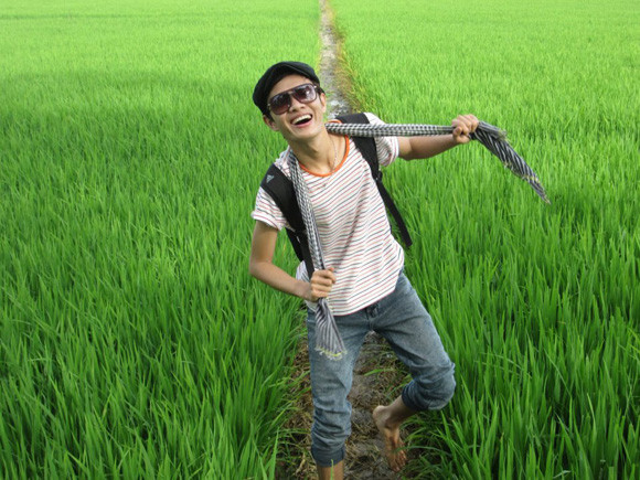 Anh chàng cực thích khăn rằn Nam Bộ