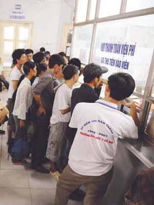 Bệnh nhân nghèo lại gánh trên lưng nỗi lo viện phí mới. Ảnh: Hồng Vĩnh