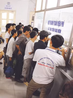 Bệnh nhân nghèo lại gánh trên lưng nỗi lo viện phí mới. Ảnh: Hồng Vĩnh